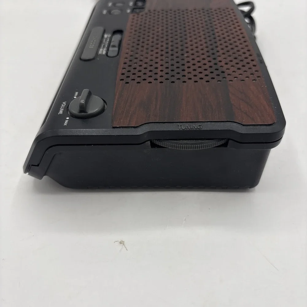 GE 7-4613A FM/AM Digital Alarm Clock‎ Radio • Red LED • Woodgrain • Vintage
